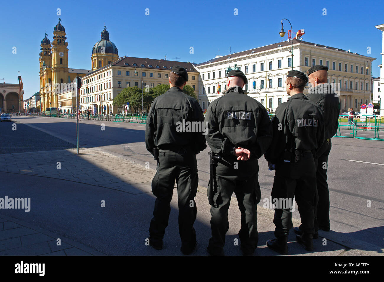 Les policiers qui patrouillent le long de barrières métalliques à Munich Allemagne Bavière Ludwigstrasse Banque D'Images