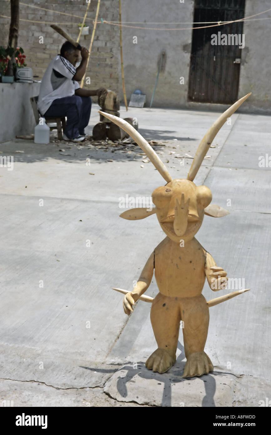 Woking sculpteur sur bois sculptures appelé alebrijes dans San Antonio Arrazola un village près d'Oaxaca, Mexique Banque D'Images