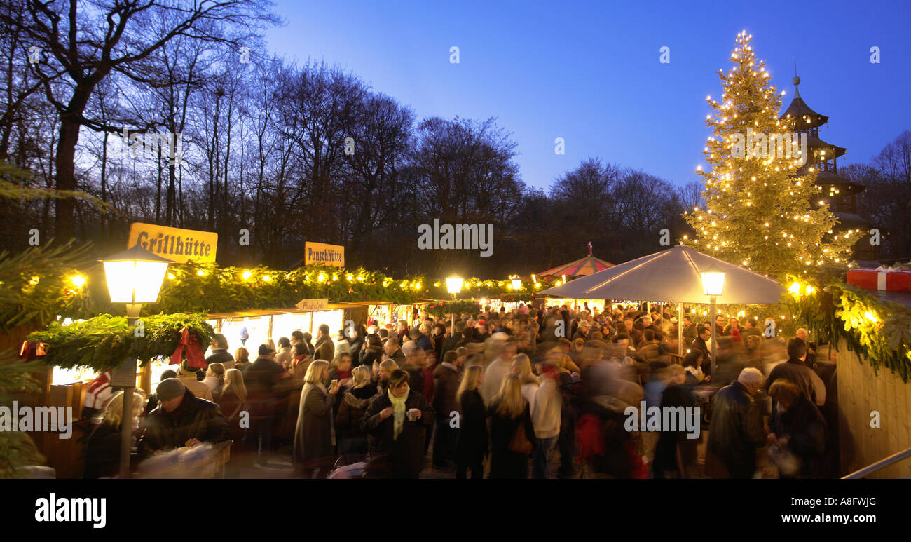 La tour chinoise Jardin Anglais de Munich Bavaria Allemagne Marché de Noël Banque D'Images