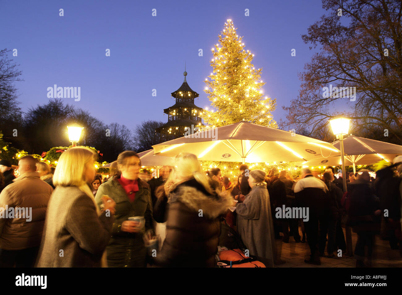 La tour chinoise Jardin Anglais de Munich Bavaria Allemagne Marché de Noël Banque D'Images