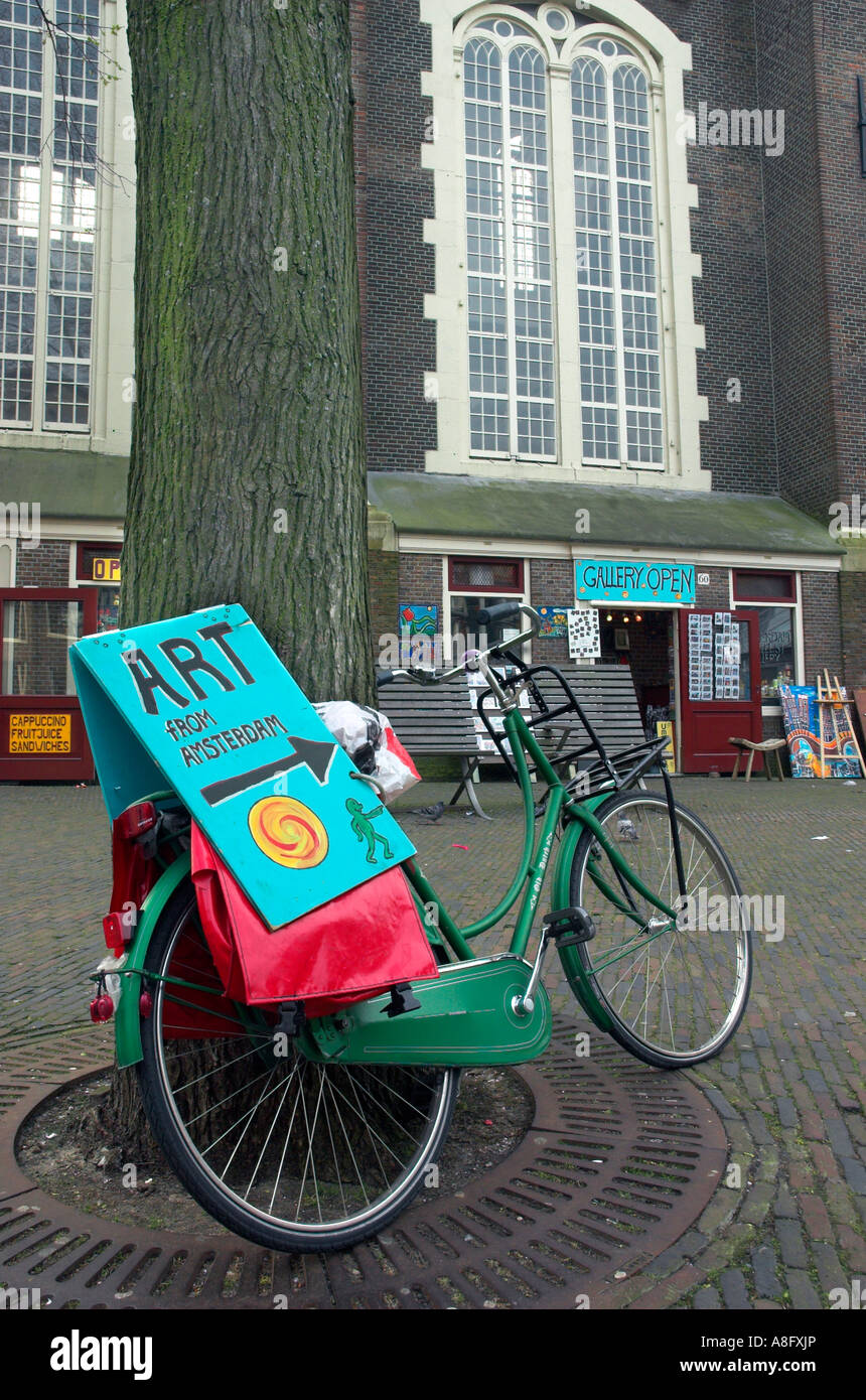 Un signe peint à la main pour une galerie d'art monté sur une vieille bicyclette verte à Amsterdam Banque D'Images
