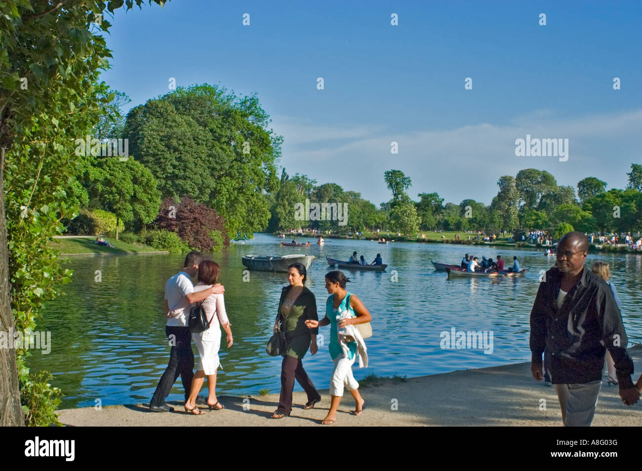 Paris France, des couples français Personnes profiter de la Nature, balade  dans le Parc de Vincennes, près du lac, Dimanche Photo Stock - Alamy
