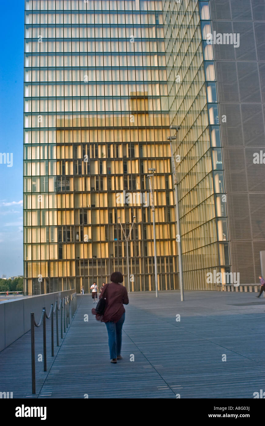 Paris France, Public extérieur de l'immeuble 'Tres Grand Bibliotheque'  'Frédéric Mitterrand' Bibliothèque Façade verre gratte-ciel Tour Photo  Stock - Alamy