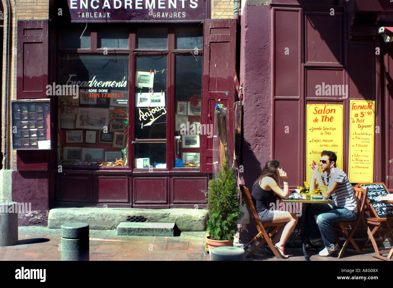 Toulouse France, couple jeune adulte partageant des boissons et fumant sur la terrasse French Cafe Bar extérieur, Vintage, trottoir, ancienne boutique française Banque D'Images