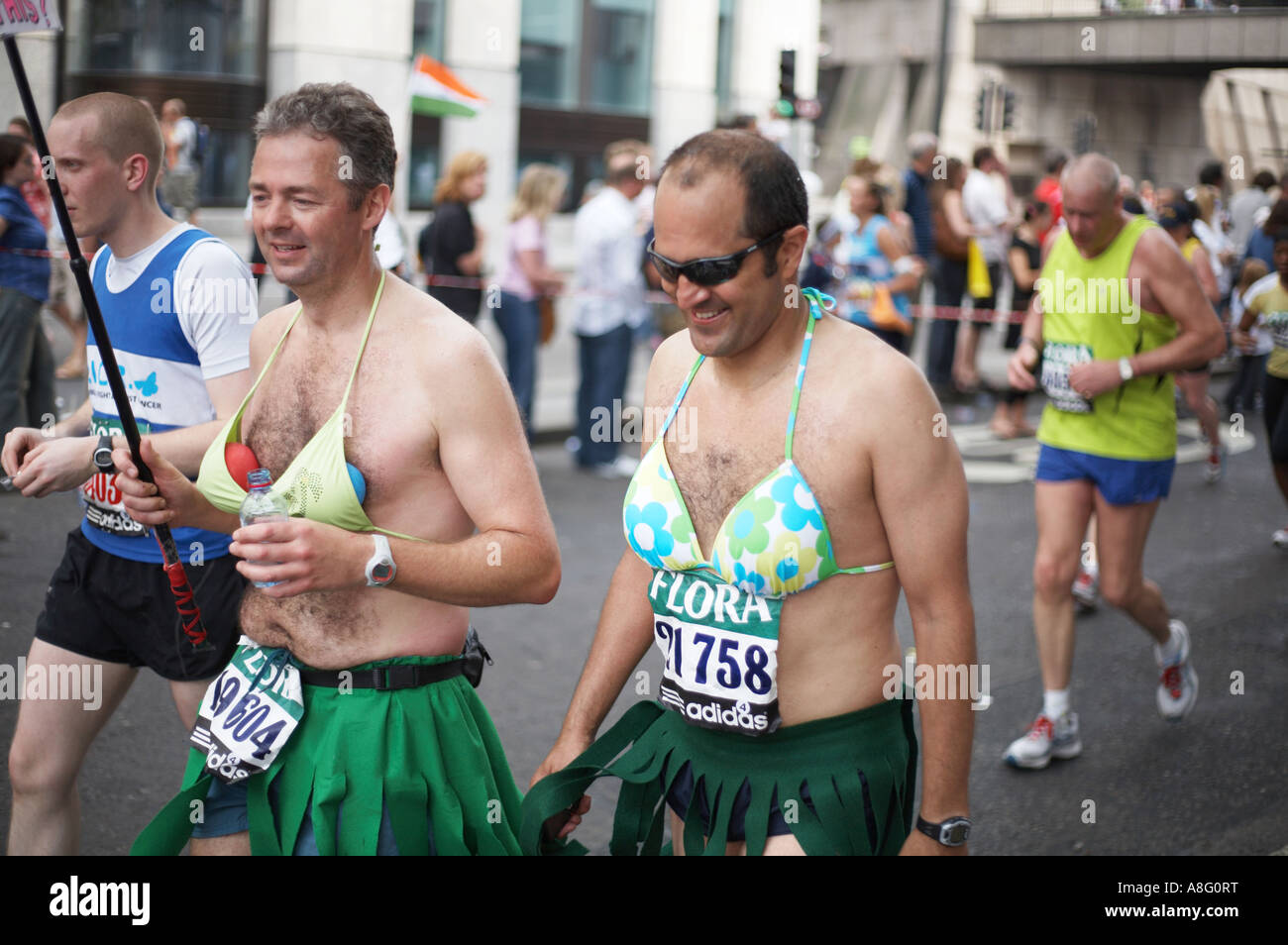 Les coureurs du Marathon de Londres à bras et jupes 2007 Banque D'Images