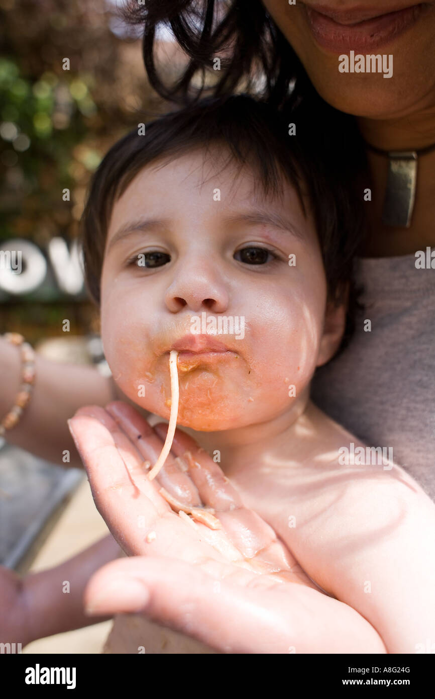 Boy eating spaghetti avec sa mère Banque D'Images