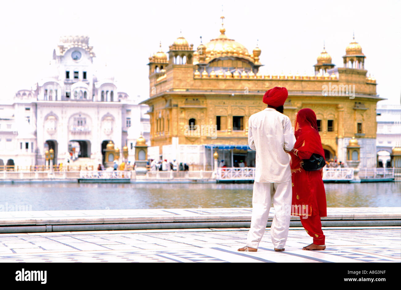 Couple sikh admirant le Golden Temple, Amritsar, Inde Banque D'Images