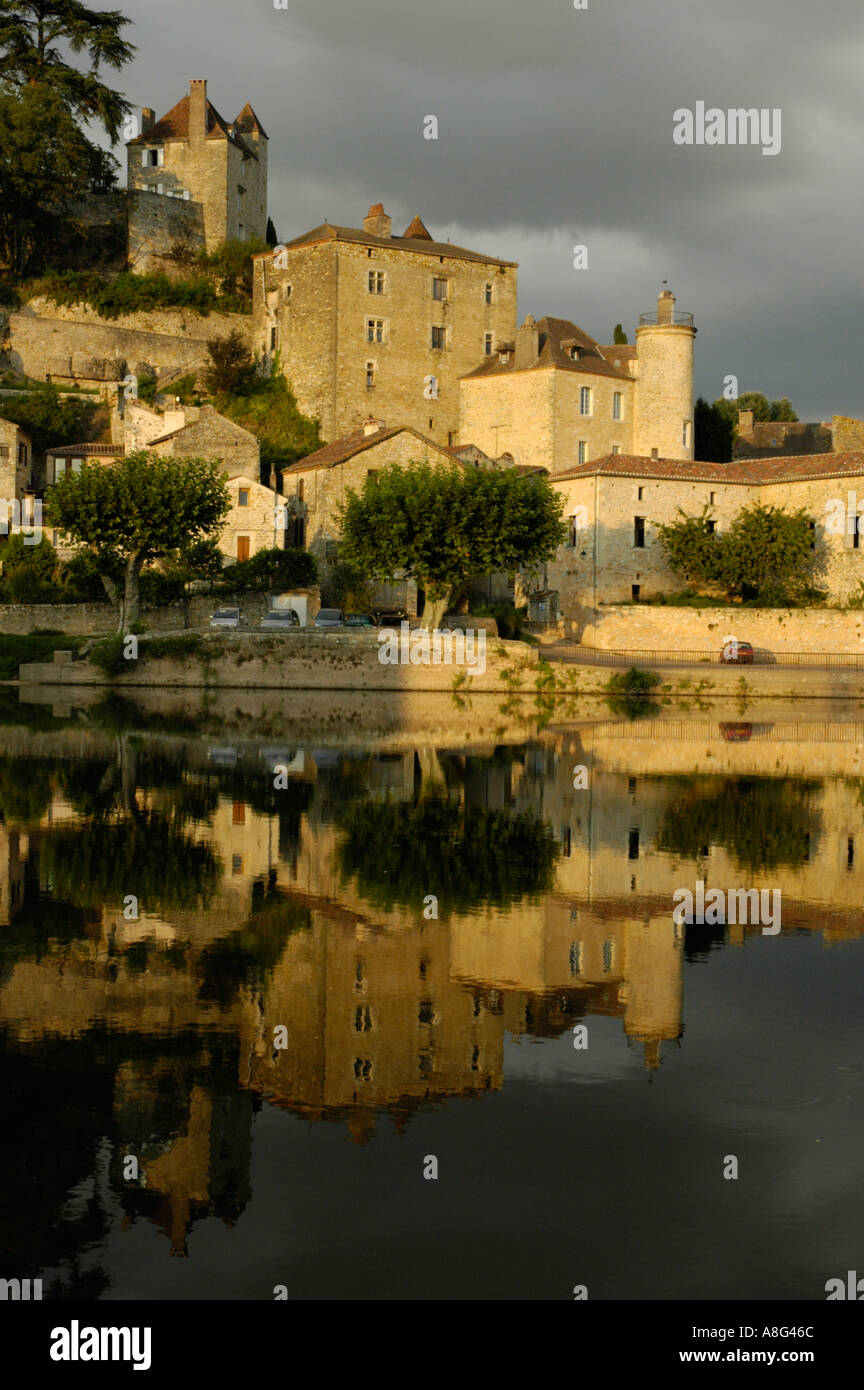Bâtiments médiévaux en fin d'après-midi à Puy l eveque Dordogne France Banque D'Images