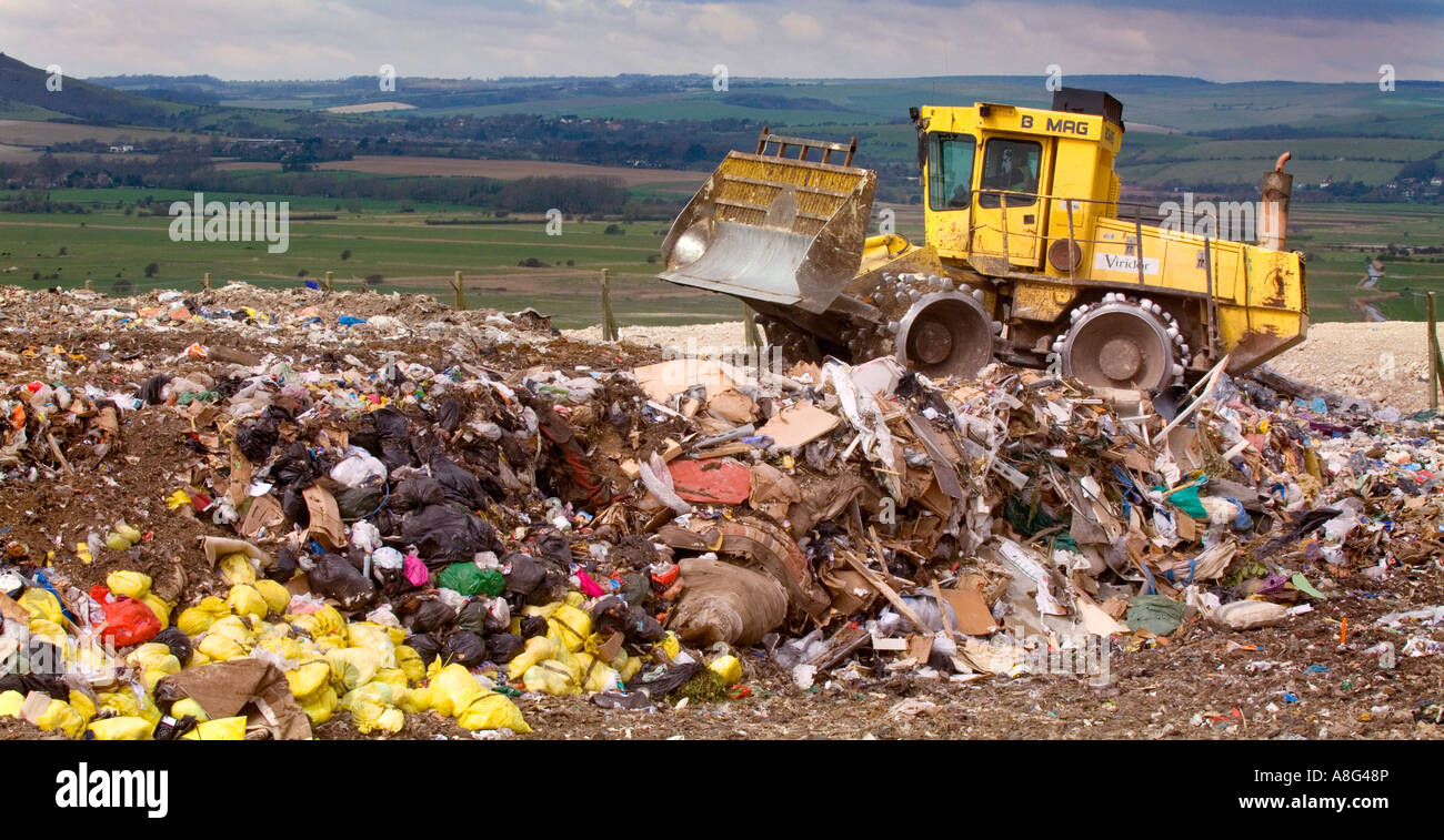 Un site d'enfouissement chargé en action avec des chariots à déchets et des bulldozers. Beddingham, sud-est du Royaume-Uni. Banque D'Images