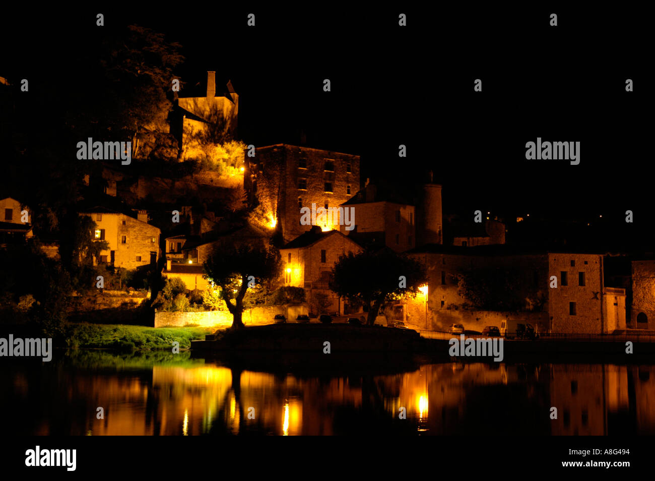 Bâtiments médiévaux illuminés de nuit à Puy l eveque Dordogne France Banque D'Images
