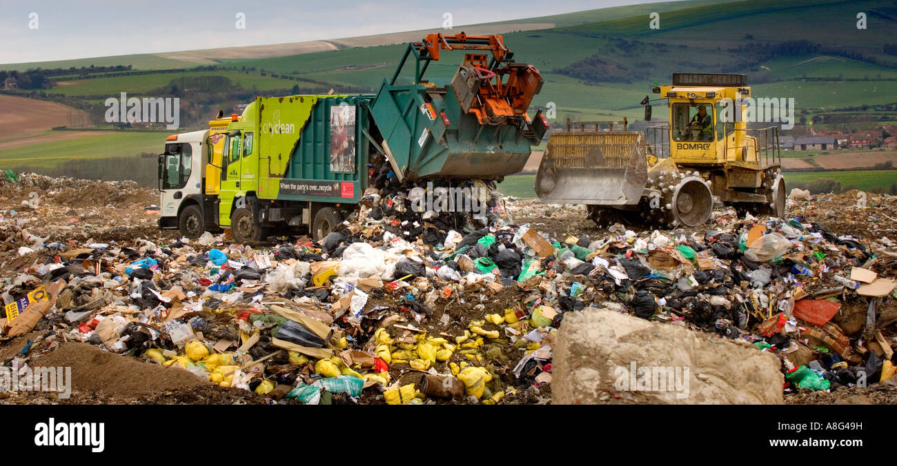 Un site d'enfouissement chargé en action avec des chariots à déchets et des bulldozers. Beddingham, sud-est du Royaume-Uni. Banque D'Images