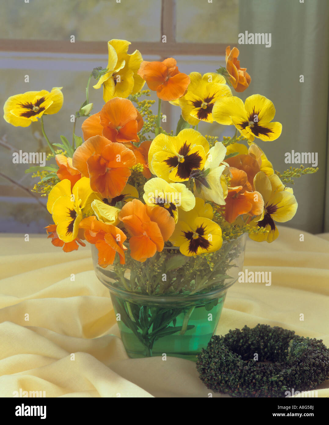 Bouquet de violettes avec pansy Banque D'Images