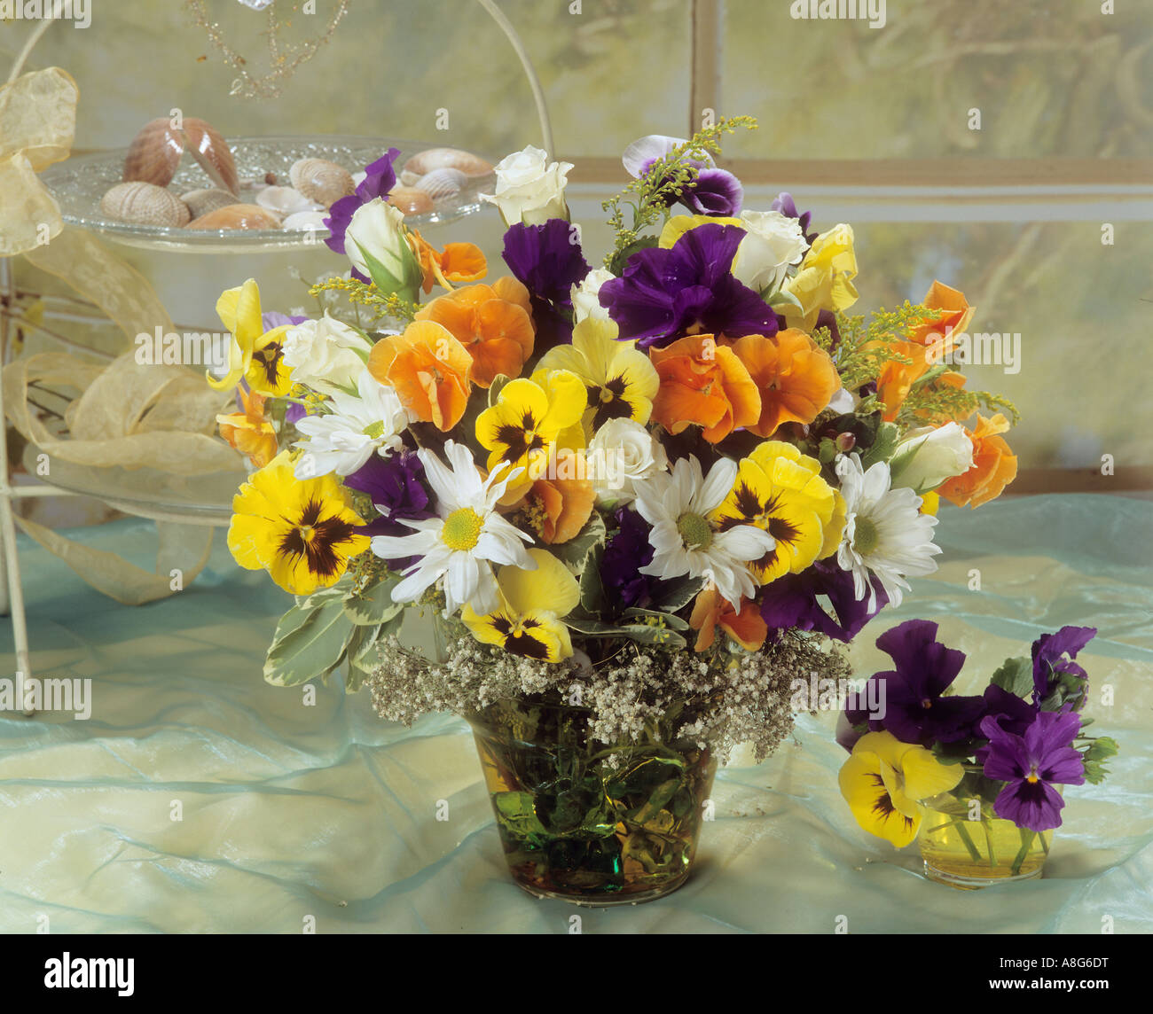 Bouquet de violettes avec pansy , marguerites et roses Banque D'Images