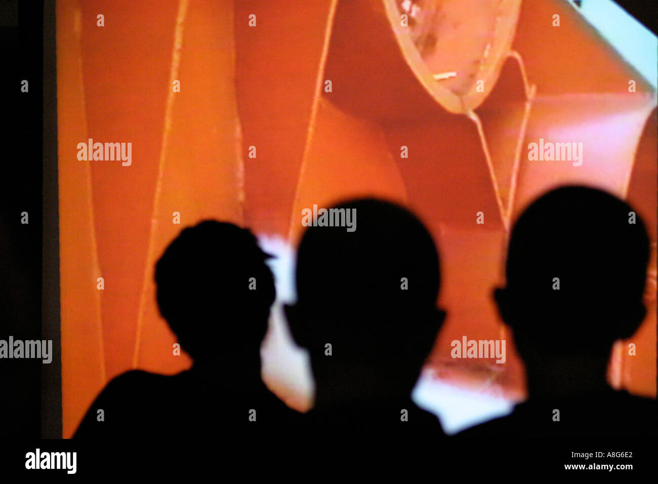 Les ombres des silhouettes de trois visiteurs d'un salon vidéo Berlin Allemagne Banque D'Images