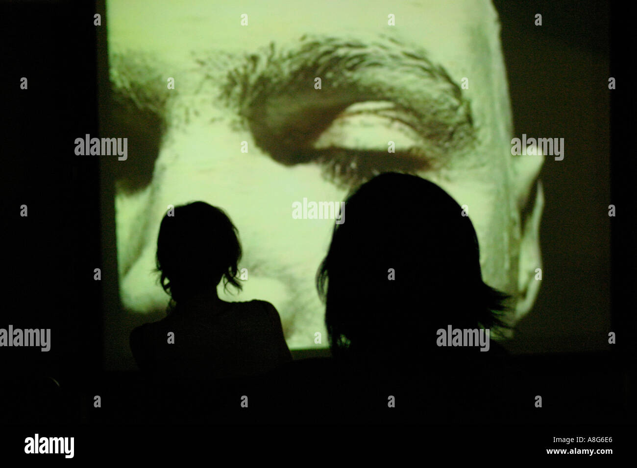 Les ombres des silhouettes de deux visiteurs féminins d'un video show Berlin Allemagne Banque D'Images