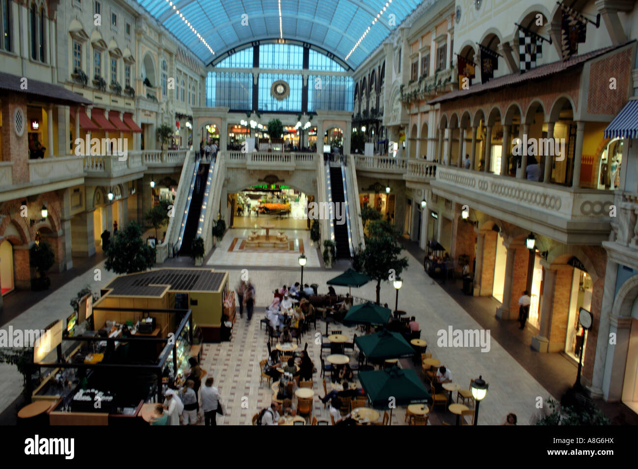 À l'intérieur du centre commercial Mercato Sur Jumeirah Road Jumeirah à Dubai, Émirats arabes unis. Photo par Willy Matheisl Banque D'Images