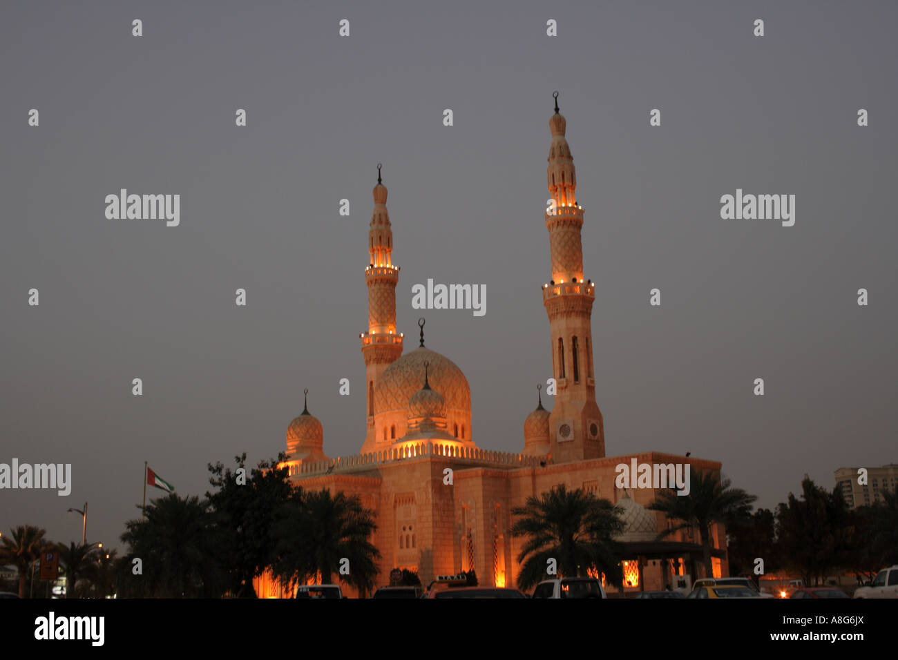 La nuit à la mosquée de Jumeirah, l'Émirat de Dubaï, Emirats Arabes Unis. Photo par Willy Matheisl Banque D'Images
