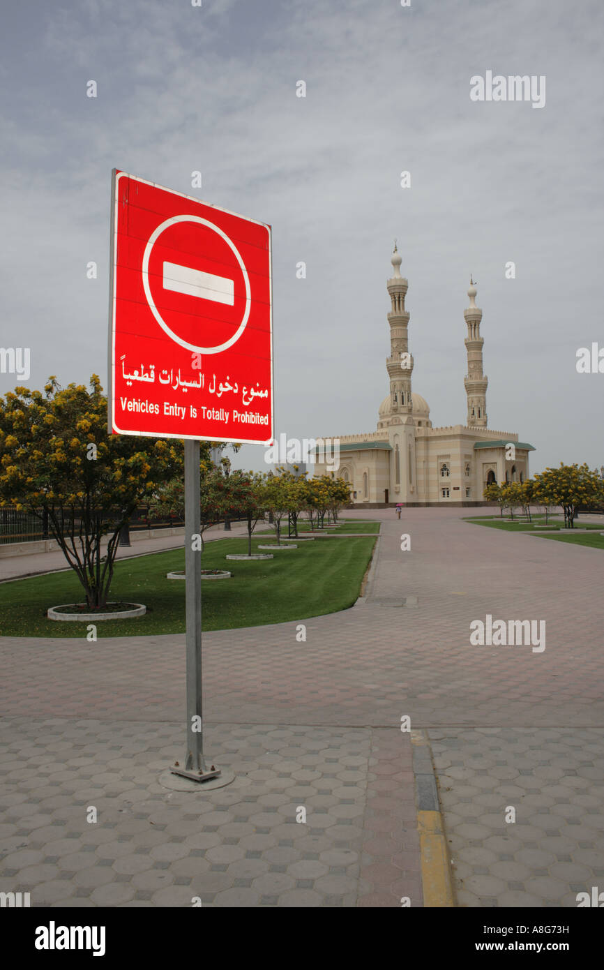 Une façon panneau à l'entrée de la mosquée dans la ville de Sharjah, à côté de Dubaï, Emirats Arabes Unis. Photo par Willy Matheisl Banque D'Images