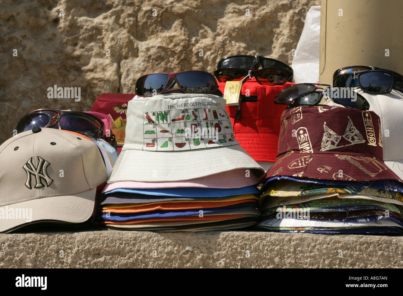 Chapeaux et lunettes empilées sur l'étal du marché, le détail de la paroi,  Le Caire, Egypte, Moyen-Orient Photo Stock - Alamy