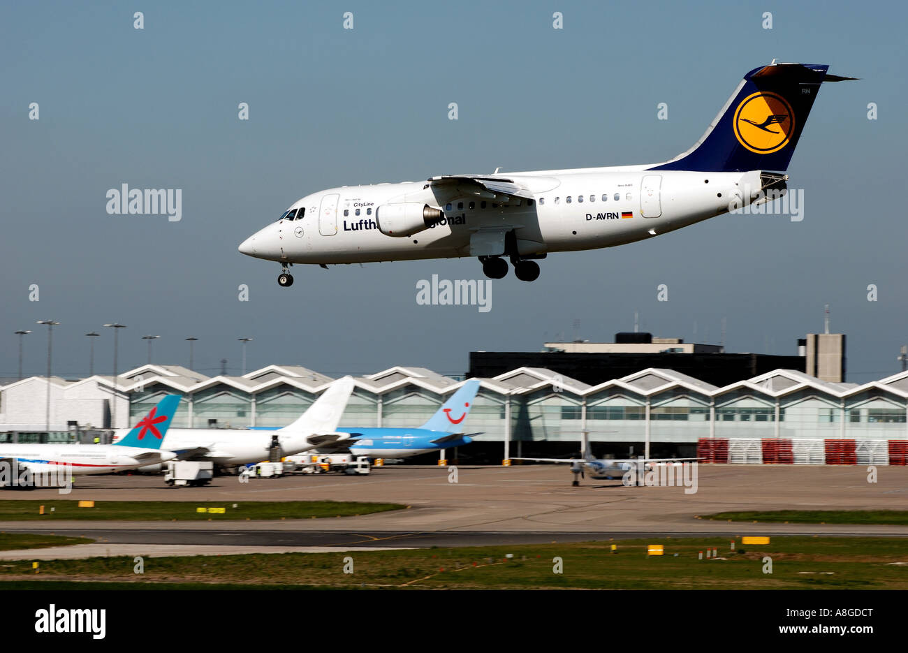 Régional de Lufthansa CityLine Avro RJ85 avions qui atterrissent à l'Aéroport International de Birmingham, West Midlands, England, UK Banque D'Images