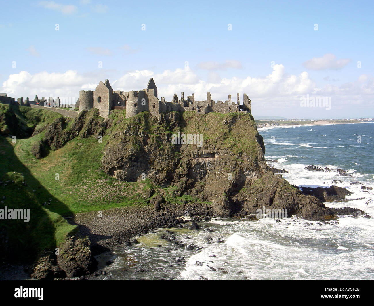 Le Château de Dunluce, ruine médiévale entre Portrush et sur la côte nord d'Antrim Bushmills Road, comté d'Antrim, en Irlande du Nord. Banque D'Images