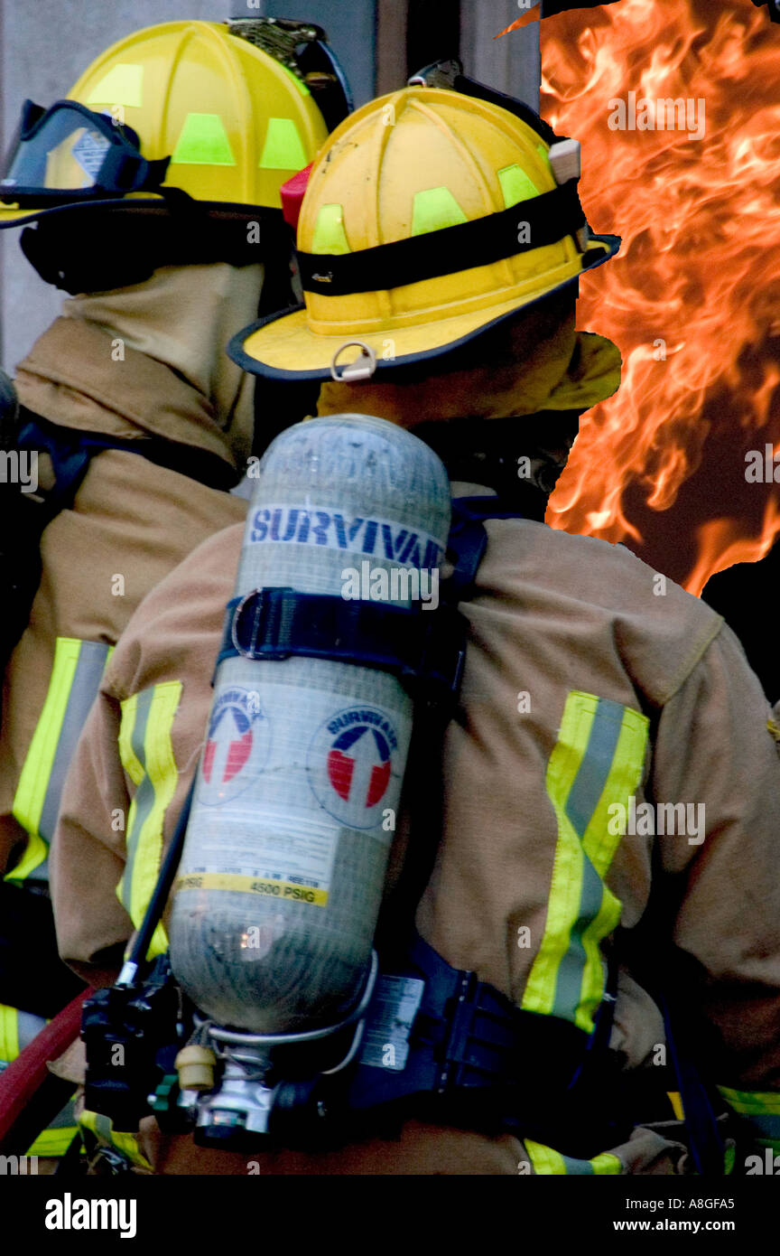 Les pompiers la lutte contre les flammes Banque D'Images