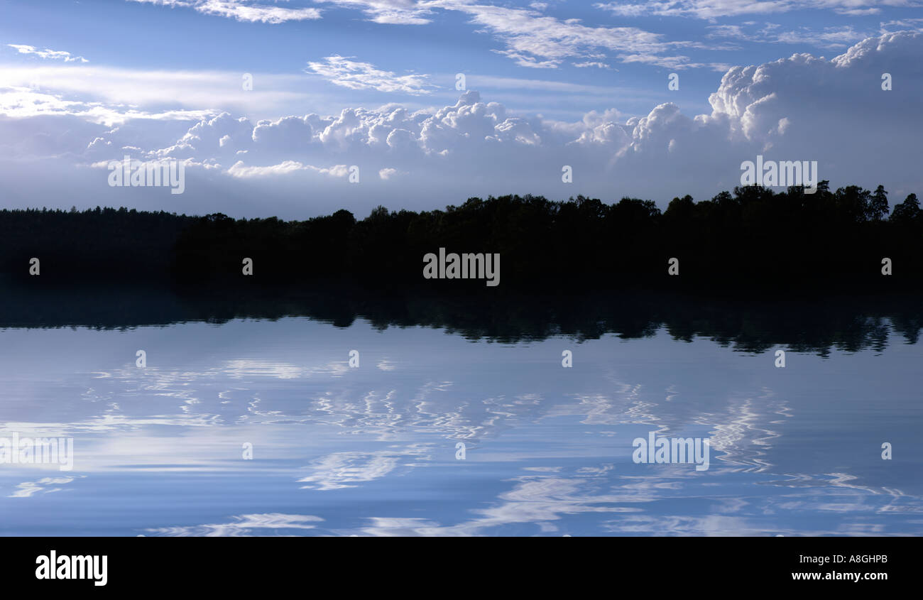 La réflexion du ciel dans le lac, la Suède Banque D'Images