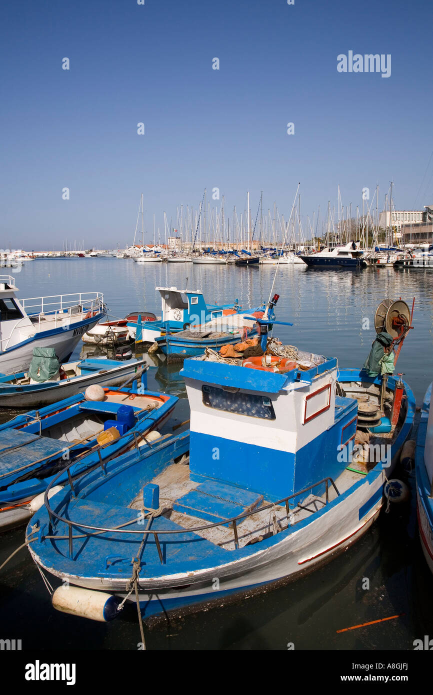 Les bateaux de pêche amarrés au port de plaisance de La Cala Palerme Sicile Italie Banque D'Images
