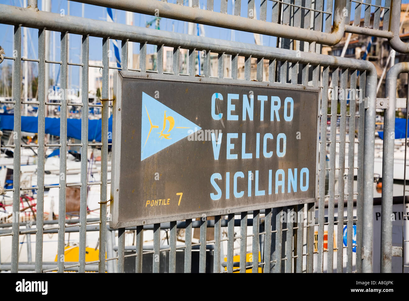 Des barrières de sécurité autour de Marina à La Cala Palerme Sicile Italie Banque D'Images
