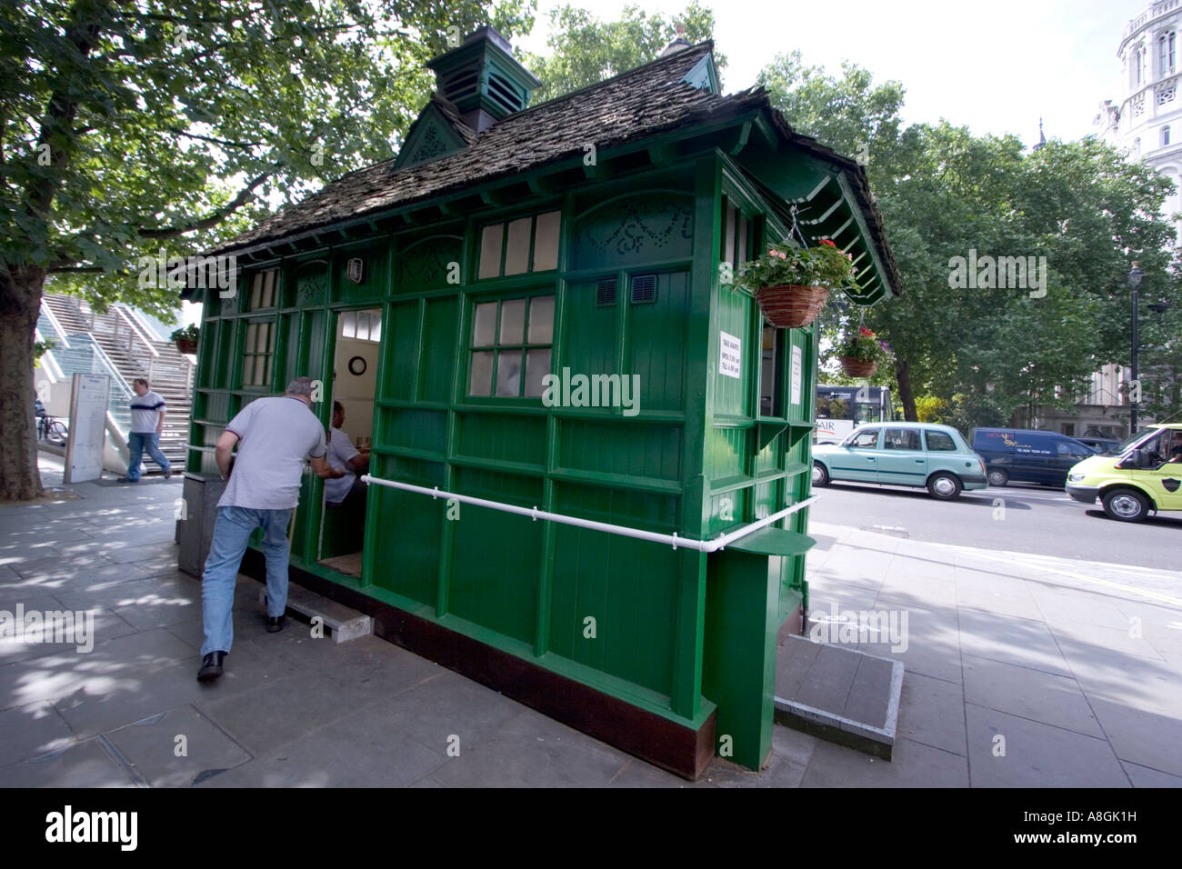 Classé Grade II Cabman Cabman's Shelter, arrêt de rafraîchissement de cabane de thé vert pour les chauffeurs de taxi noir de Londres sur l'Embankment London UK Banque D'Images