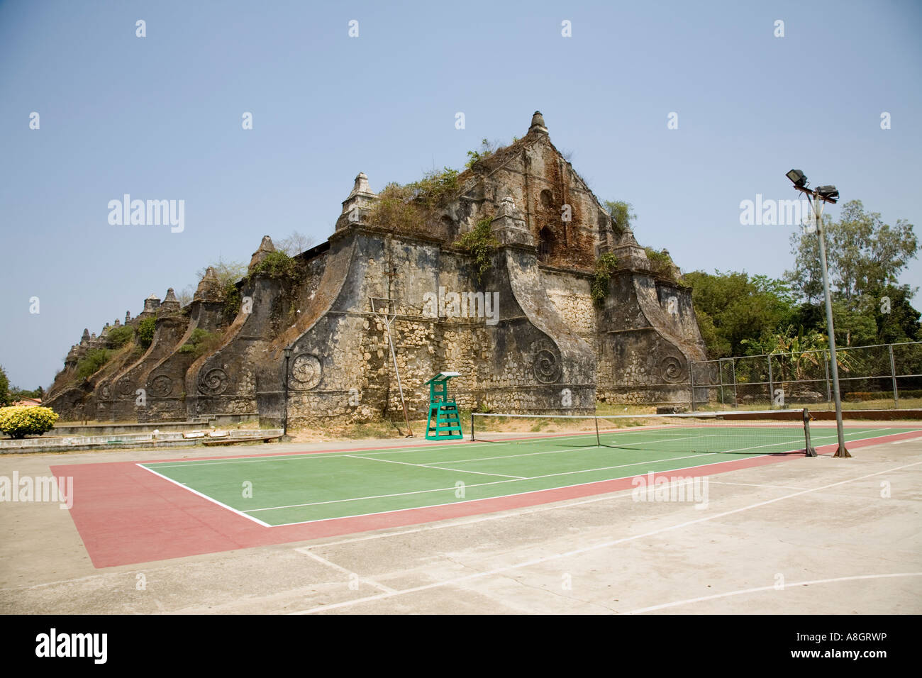 Vue arrière de l'église Saint Augustin et de basket-ball, Paoay, Ilocos Norte, Philippines Banque D'Images