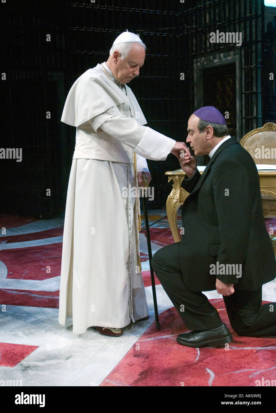 David Suchet jouant le Cardinal Benelli John Franklin Robbins comme cardinal Alfredo Ottaviani dans la dernière confession Banque D'Images