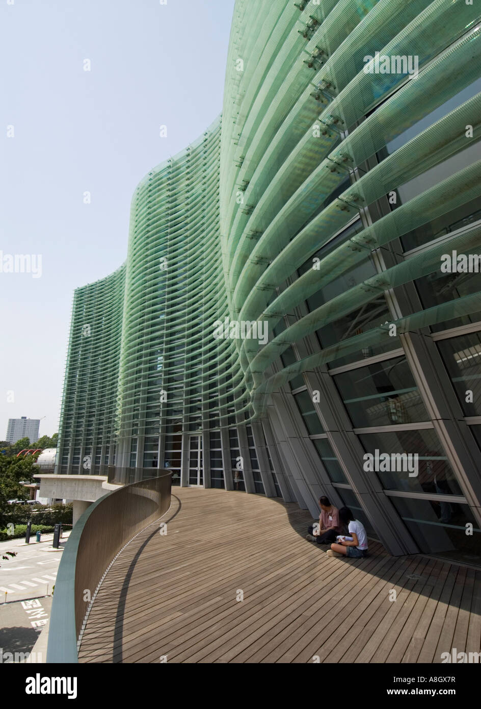 Les murs de verre extérieur et la promenade de nouveau spectaculaire Tokyo National Art Center à Tokyo, Japon Banque D'Images