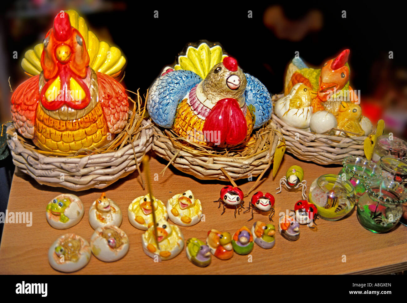 Nouveautés en céramique thaïlandaise avec des poulets et des poules pondeuses, en vente sur un étal à Bangkok en Thaïlande Banque D'Images