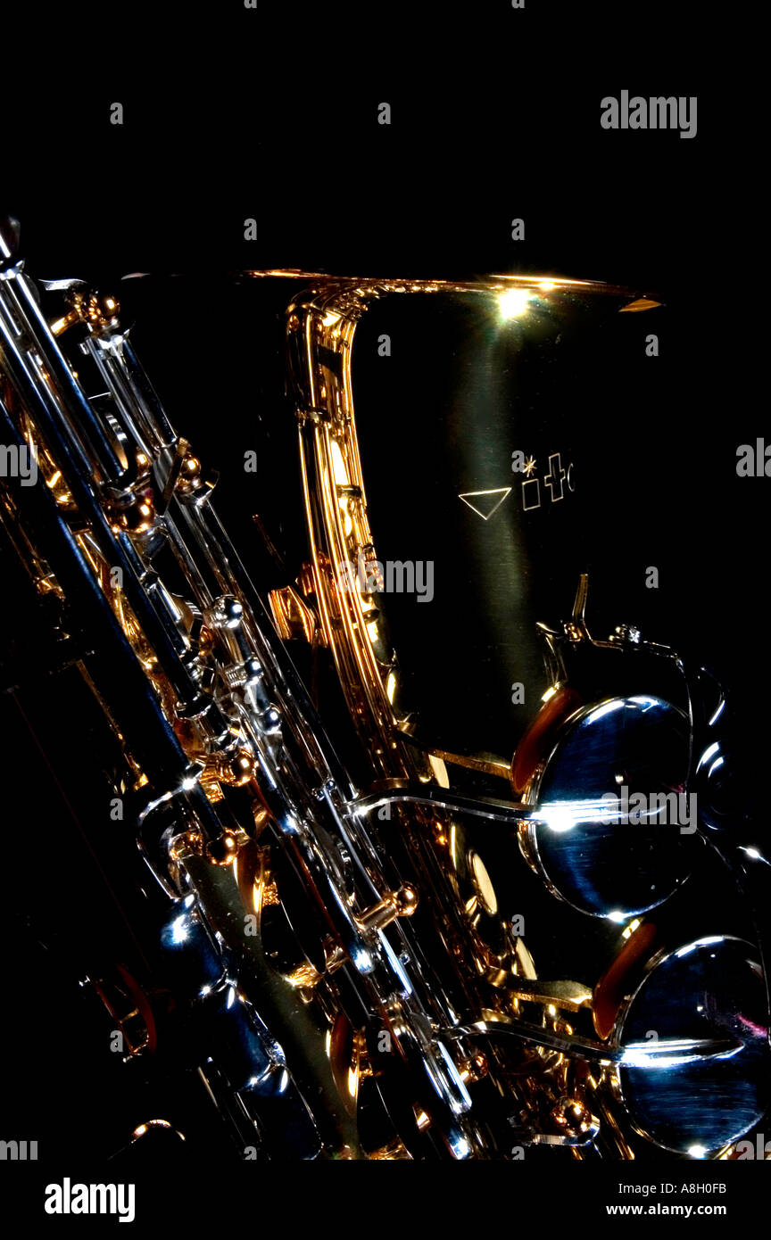 Studio shot of saxophone alto sur fond noir Banque D'Images