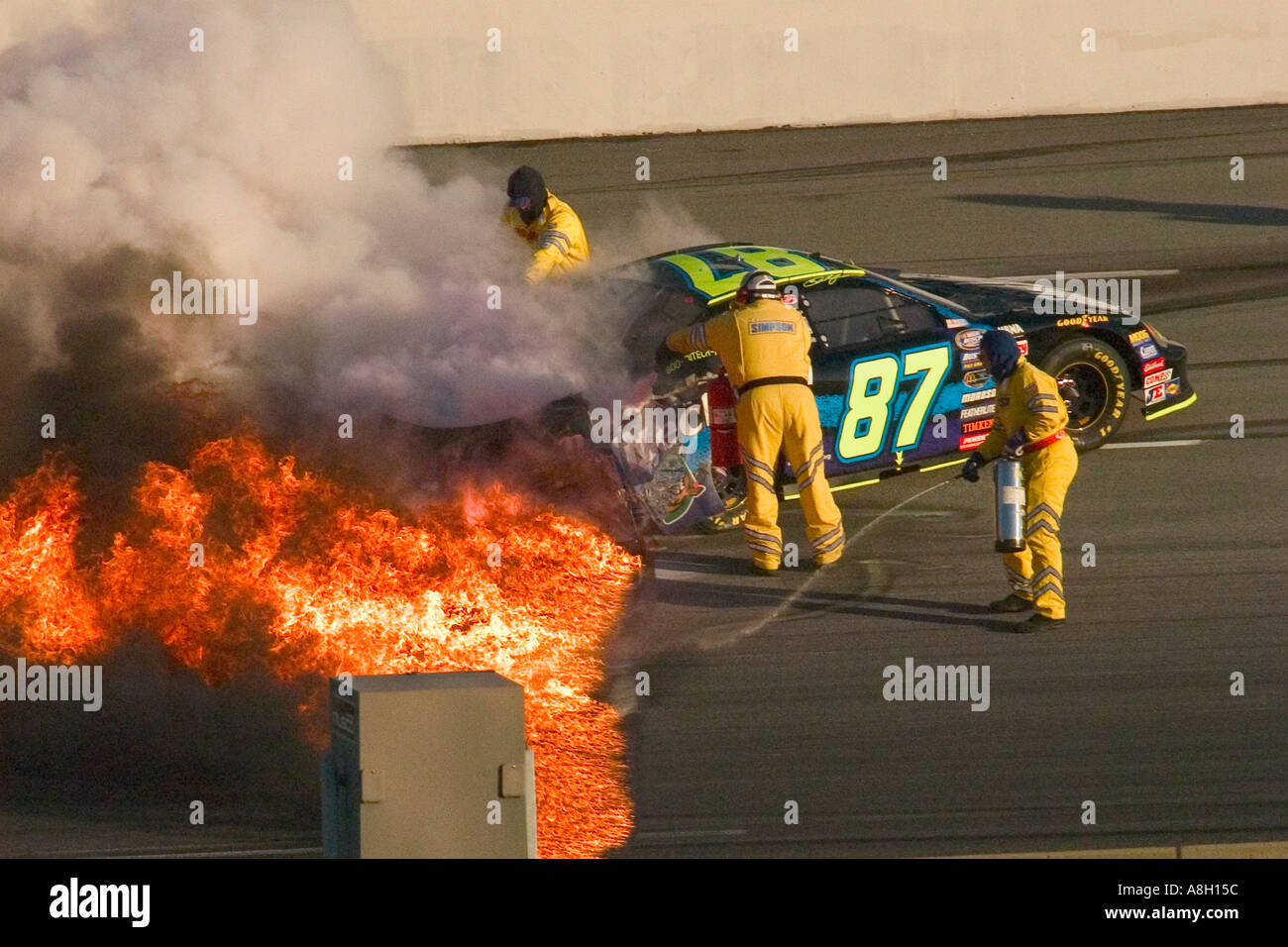 L'équipage d'urgence lutte contre l'incendie lors de crash en course de NASCAR au Kentucky Speedway Banque D'Images
