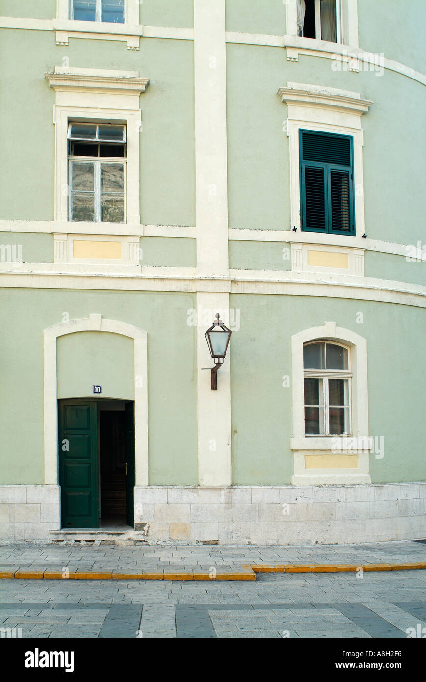 Bâtiment du centre-ville de Makarska, typique de l'architecture de cette région de la Dalmatie, côte dalmate, en Croatie. Banque D'Images