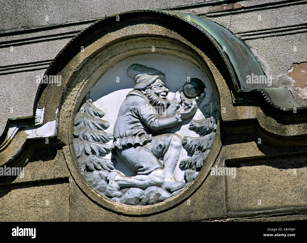 Insigne de l'exploitation minière au mineur nain légendaire porte sur la place de la République République tchèque Jachymov Banque D'Images