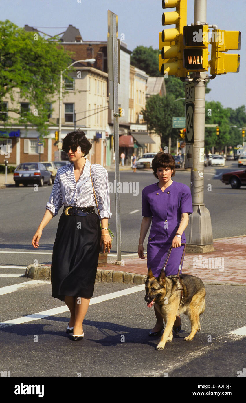 Femme Aveugle avec chien-guide Banque D'Images