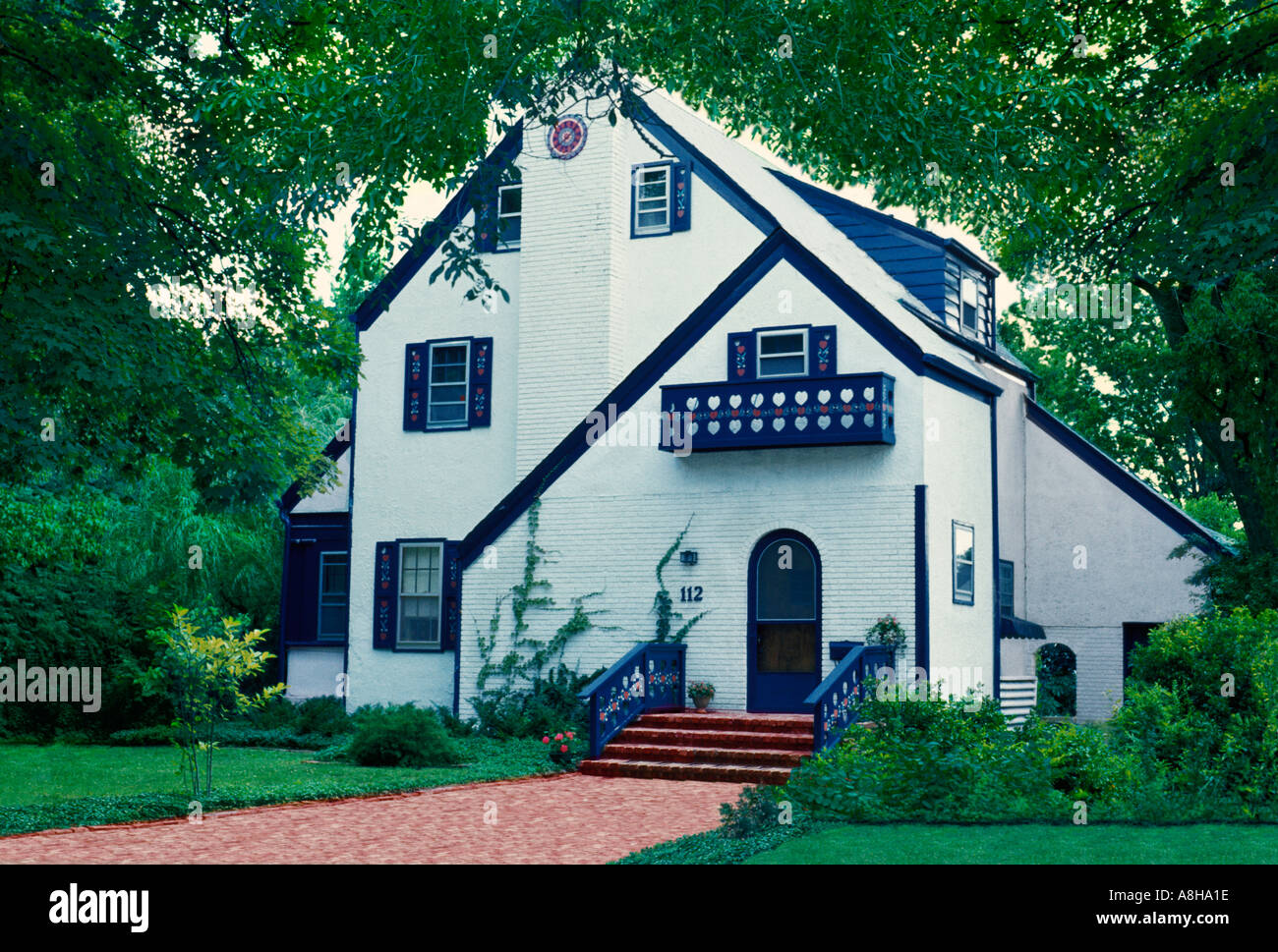 Peint en blanc et brique pittoresque maison de stuc avec garniture bleue et rouge brique California United States of America USA Banque D'Images