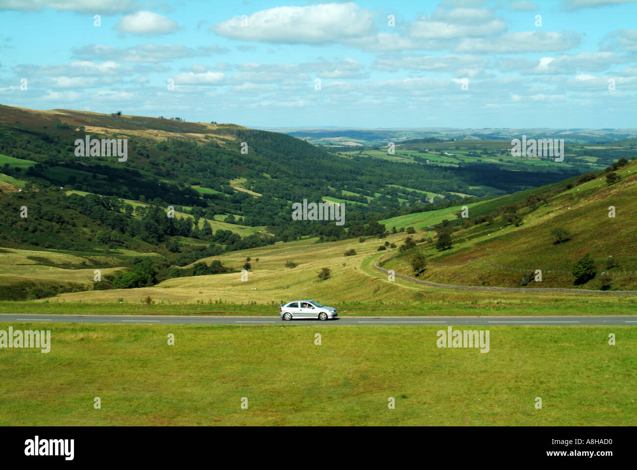 Voiture conduit le long d'une partie de A470 Trunk road en tête du Tarell Vallée en campagne galloise pittoresque parc national de Brecon Beacons Powys South Wales UK Banque D'Images