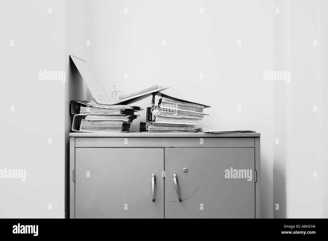 Les reliures à anneaux On Filing Cabinet Banque D'Images