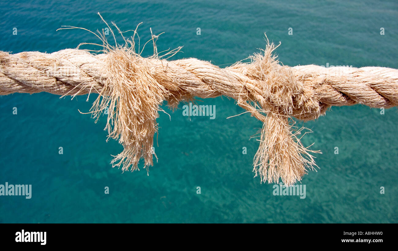 Fractionnement et effilochés rope contre une mer calme côte de la Mer Rouge Sinaï Égypte Banque D'Images