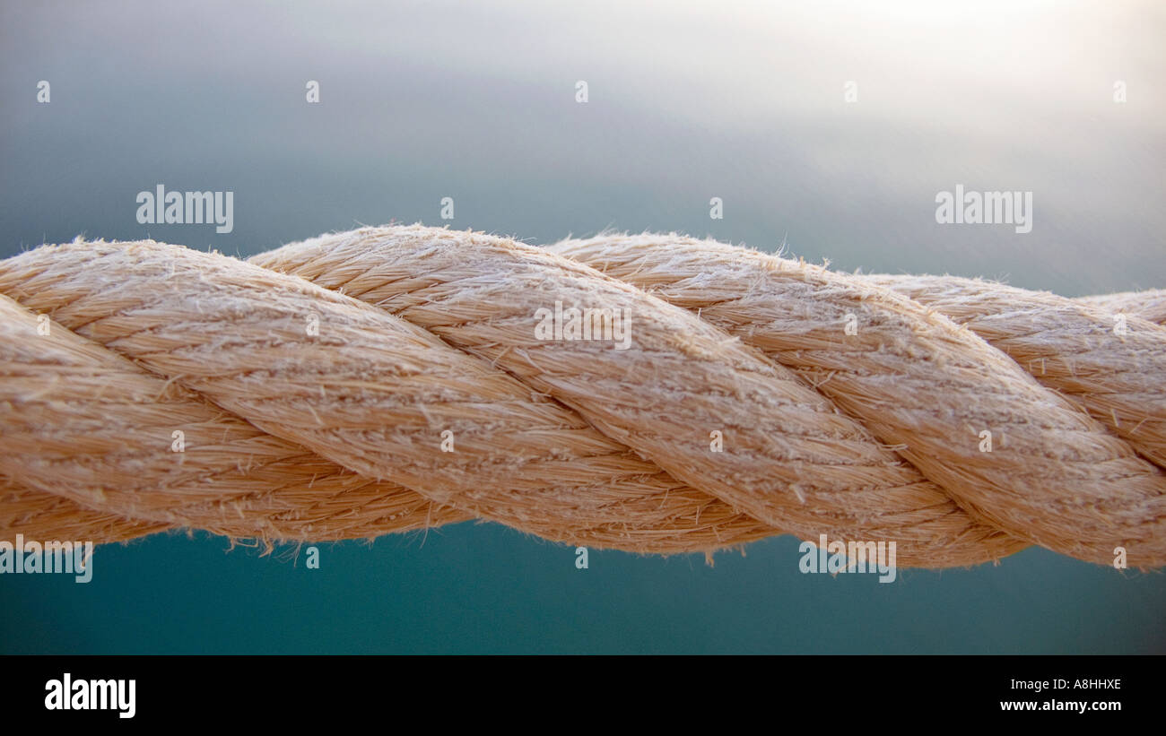 Étroitement liée à la corde contre une mer calme côte de la Mer Rouge Sinaï Égypte Banque D'Images
