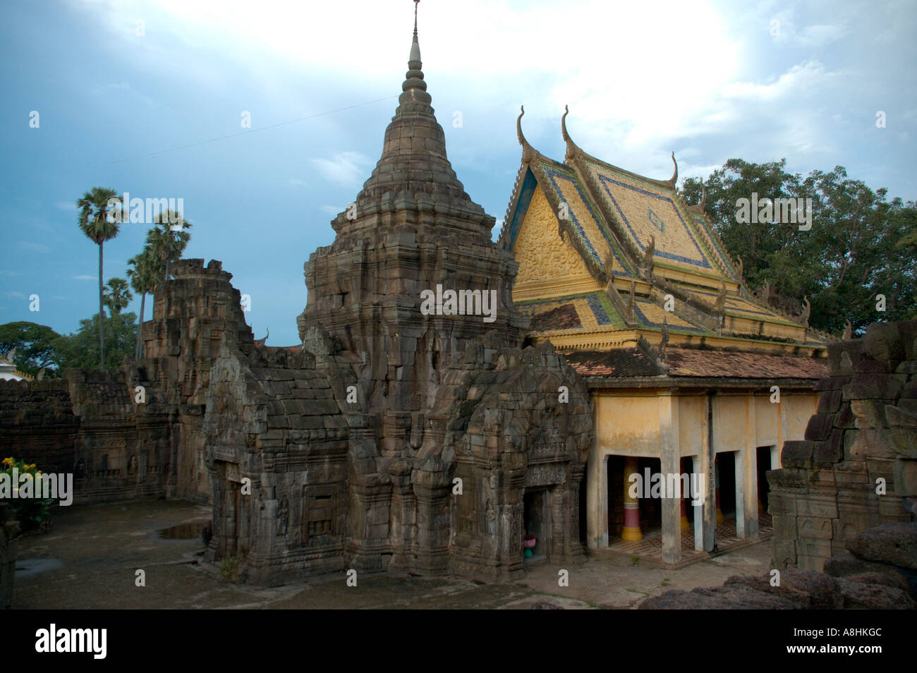 L'ancien et le nouveau monastère du temple Wat Nokor Kompong Cham Cambodge Banque D'Images