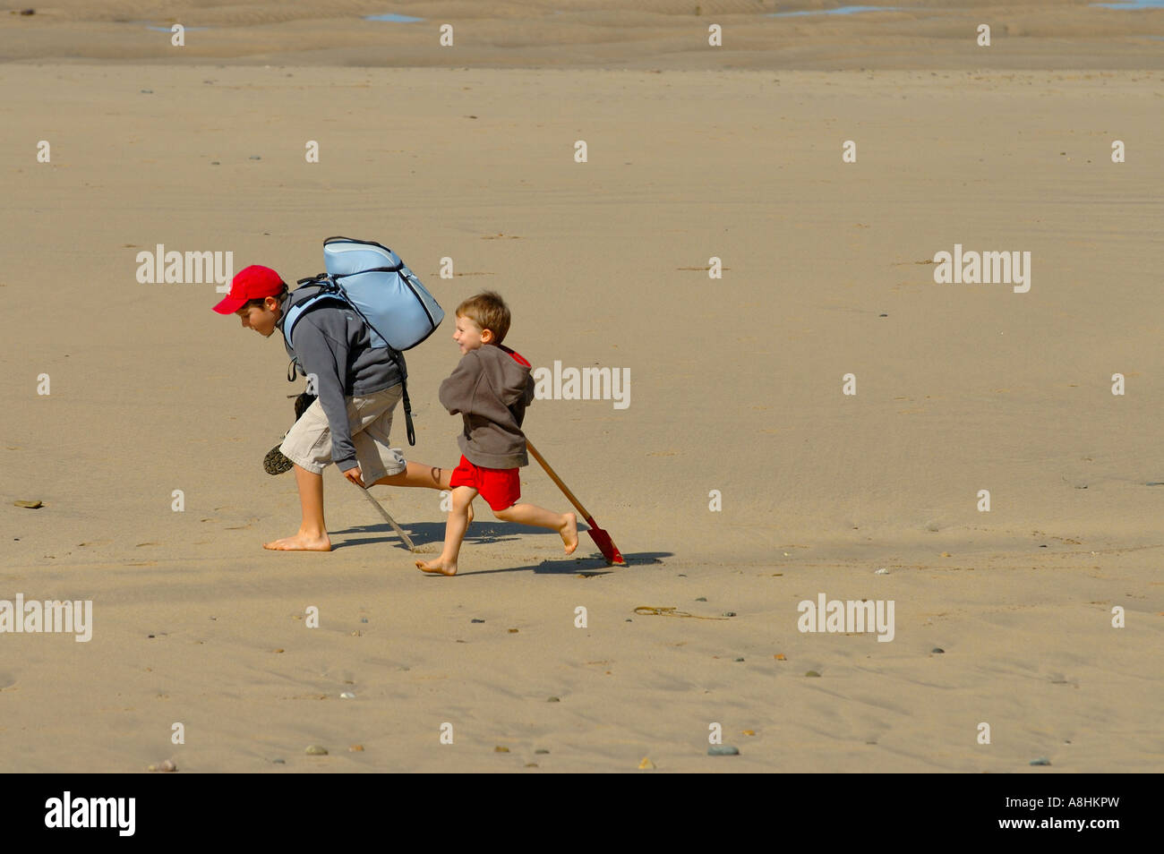 Quelques enfants sur plage de la Palue Bretange France Banque D'Images