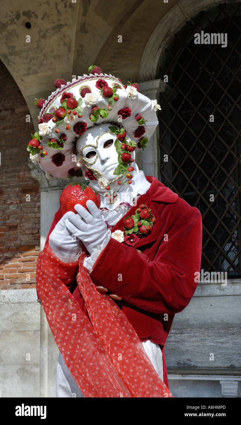 Masque à la fraise au carnaval de Venise, Italie Banque D'Images