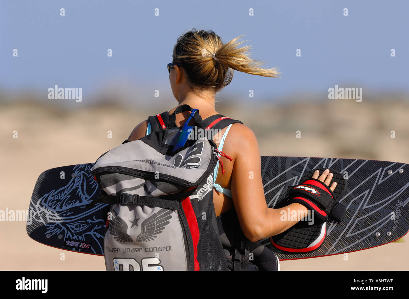 Blonde en attente kite girl sur la plage près shot portrait avec kite board et bleu ciel Banque D'Images