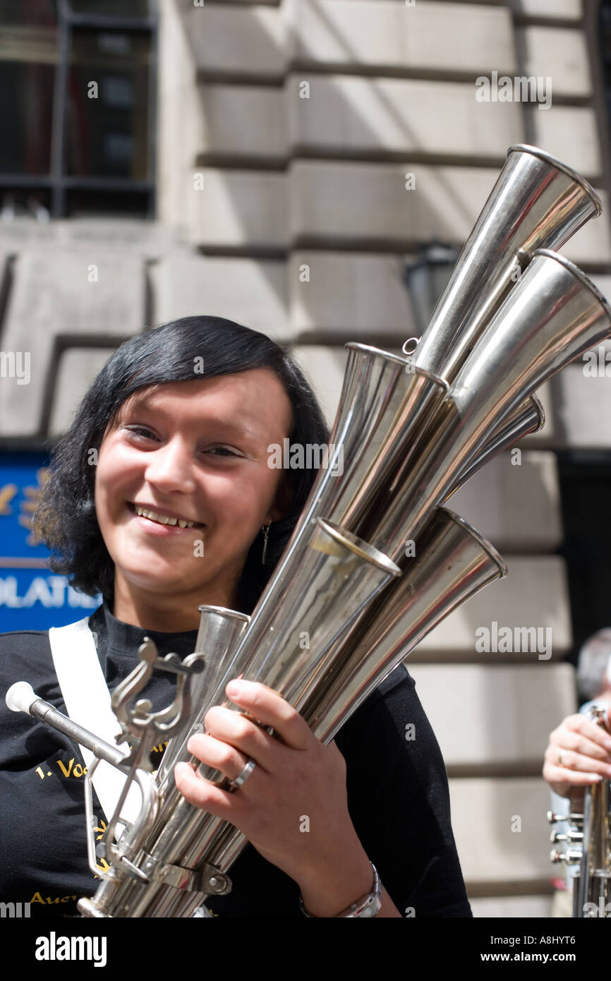 Fille avec de nombreuses tyroliennes Belled Schalmei (trompette) a joué au cours de la 5e Avenue, Easter Parade à New York City United States Banque D'Images