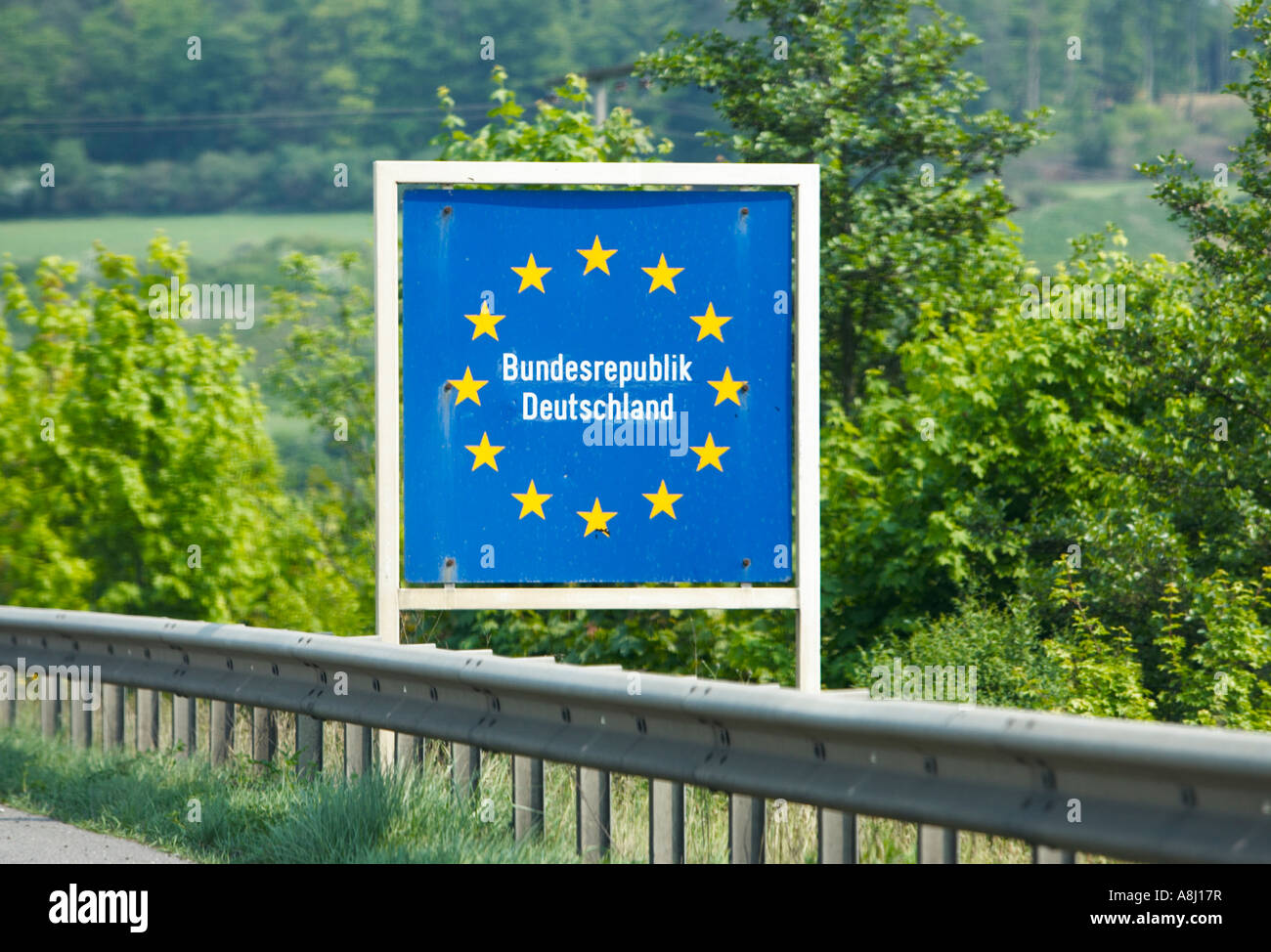 Panneau de frontière de l'autobahn allemand à l'entrée de l'Allemagne, frontières européennes. Banque D'Images